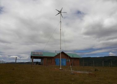 Chine Système hybride de lien de grille de vent solaire de protection de fort vent, systèmes solaires d&#039;énergie éolienne de maison usine